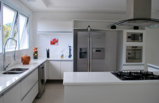 21Os-armários-planejados-coordenam-com-as-bancadas-em-nanoglass[1]