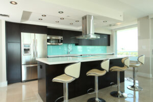 Why Choose a Glass Backsplash For Your Kitchen? - House of Mirrors - Mirrors and Glass Store - Featured Image