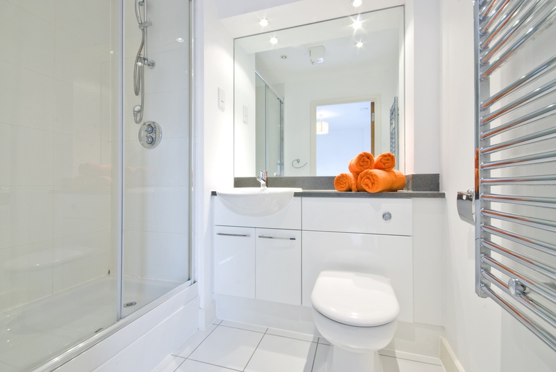 Ways to Make Your Bathroom Look Larger with Glass and Mirrors - House of Mirrors - Mirrors and Glass Calgary - Featured Image