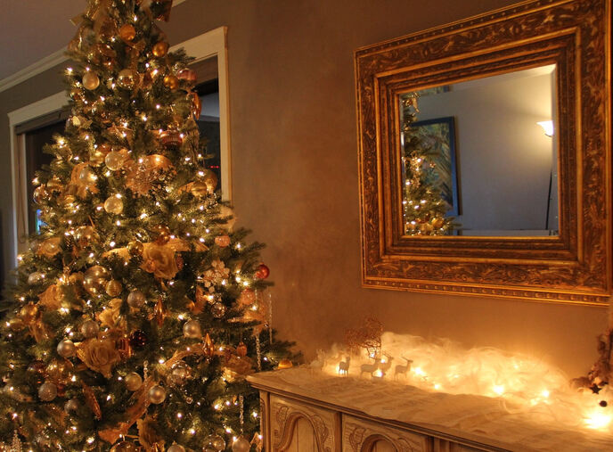 Custom mirror design decorated with festive holiday elements, bringing seasonal charm and cheerful ambiance to home décor.